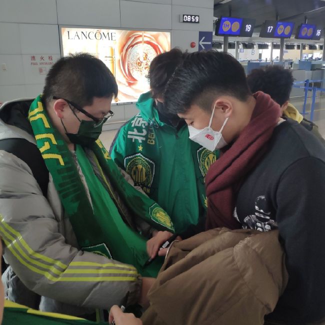 第45分钟，AC米兰前场定位球机会，本纳塞尔拨了一下，特奥起脚轰门，科斯蒂尔将球扑出。
